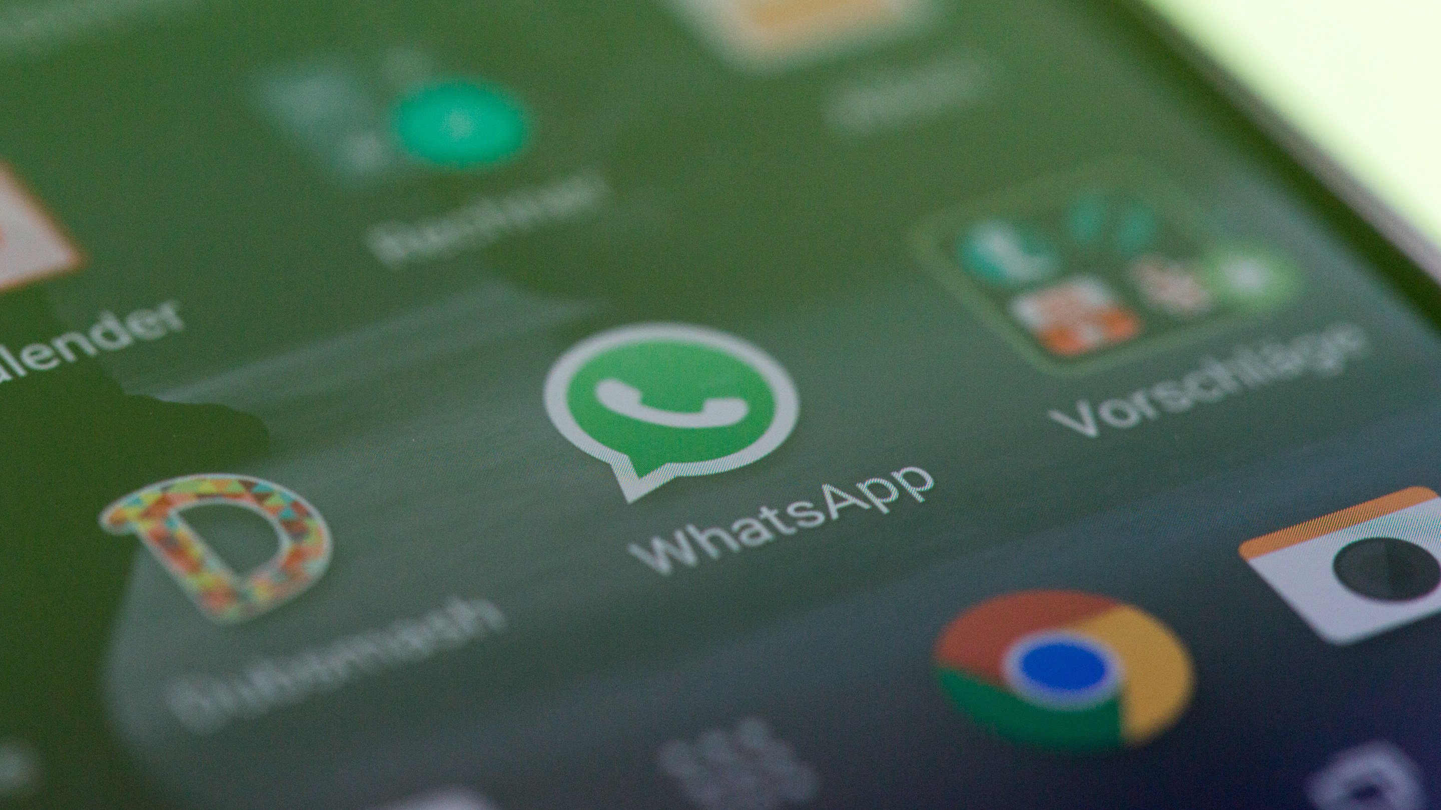 El «permiso para hablar» llegó a WhatsApp: se podrán silenciar usuarios en los chats grupales